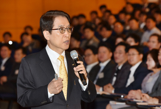 신창재 교보생명 회장이 지난 10일 충남 천안 교보생명 연수원(계성원)에서 열린 '2020년 출발 전사경영전략회의'에서 말하고 있다.  교보생명 제공